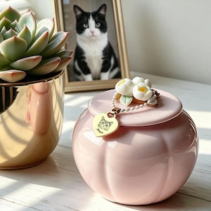 Handgefertigte rosa Katzenurne mit Blumenmuster, Keramik-Gedenkgefäß für Tierasche und Fell, individuell gravierte Erinnerungsbox mit Hundenamen und Porträt, Geschenk zum Verlust eines Haustieres