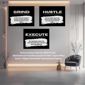 Puede incluir: Tres impresiones de arte mural negro con texto blanco. La impresión superior izquierda dice "GRIND" con una cita debajo. La impresión superior derecha dice "HUSTLE" con una cita debajo. La impresión inferior dice "EXECUTE" con una cita debajo.