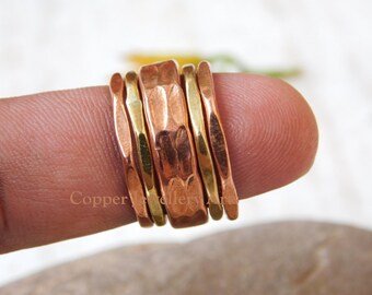 Gehämmertes Kupferring Set: Minimalistische Stapelbare Ringe, Dünne Bänder (5-teiliges Set