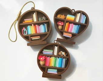 Handgefertigte Bücherregal-Verzierung mit schlafender Katze, Regenbogenbüchern, Minibibliotheksdekor