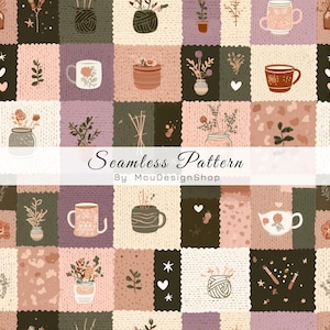 以下が含まれることがあります： パッチワークデザインのシームレスパターン。ピンク、ブラウン、グリーンを基調としたマグカップ、花、ハート、毛糸玉が特徴です。「Seamless Pattern By MouDesignShop」のテキストが表示されています。