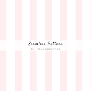 Op de afbeelding: Naadloos patroon met verticale strepen in zachtroze en wit. De tekst "Seamless Pattern By MouDesignShop" wordt weergegeven in een handschrift.