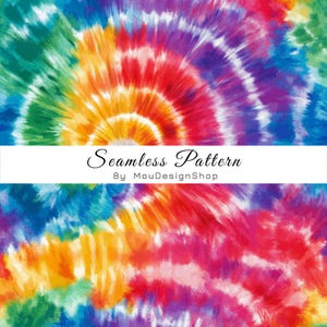 Op de afbeelding: Een levendig naadloos tie-dye patroon met een wervelend spiraalontwerp in tinten rood, oranje, geel, groen, blauw en paars. Een witte horizontale band in het midden toont de zwarte tekst Seamless Pattern By MouDesignShop.