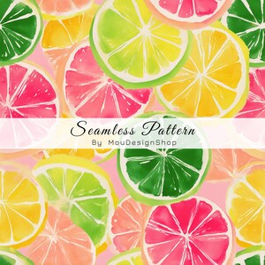 Op de afbeelding: Een naadloos patroon met aquarelillustraties van gesneden citrusvruchten, waaronder citroenen, limoenen en grapefruits in tinten geel, groen en roze. De tekst Seamless Pattern By MouDesignShop staat gecentreerd over de afbeelding heen.
