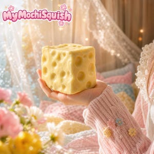 Può includere: Un giocattolo squishy di forma cubica color giallo pallido con un design a formaggio svizzero che presenta varie rientranze circolari sulla superficie. Il testo MyMochiSquish è visualizzato nell'angolo in alto a sinistra in rosa e bianco.