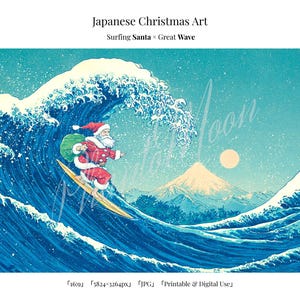以下が含まれることがあります： 日本のクリスマスアートプリント。大きな青い波でサーフィンをするサンタクロースが描かれています。サンタは赤いスーツと帽子を身につけ、緑色の袋を持っています。背景には山と黄色の太陽が描かれています。