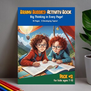 以下が含まれることがあります： 「Brainy Buddies」というタイトルのアクティビティブック。テキストは「Big Thinking in Every Page!」と「Pack #2 for kids ages 7-10」です。表紙には、本を書いているメガネをかけた2人の子供が描かれています。色鉛筆が前景にあります。