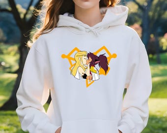 Chemise inspirée de She Ra | T-shirt graphique Hey Adora | Haut mignon baiser pour couple de lesbiennes | Cadeau de fierté LGBTQ+ pour les fans