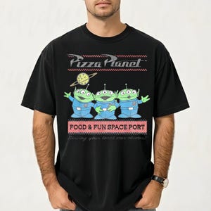 Puede incluir: Una taza de cer&aacute;mica blanca con un asa negra y el texto "But First, Coffee" en negro en negrita. La taza est&aacute; sobre una superficie blanca.