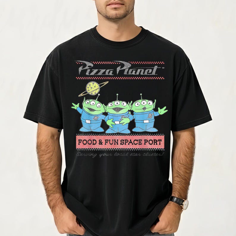 Puede incluir: Una taza de cer&aacute;mica blanca con un asa negra y el texto "But First, Coffee" en negro en negrita. La taza est&aacute; sobre una superficie blanca.