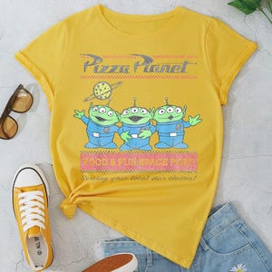 Puede incluir: Un letrero de madera r&uacute;stica con el texto "Welcome to our home" en letras blancas. El letrero presenta un acabado envejecido y un dise&ntilde;o sencillo y acogedor, perfecto para un porche o entrada.