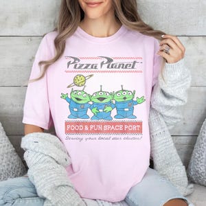 Puede incluir: Un letrero de madera hecho a mano con el texto "Welcome" en una fuente juguetona. El letrero presenta un fondo blanco desgastado y un borde marr&oacute;n oscuro, perfecto para una puerta de entrada. Mide aproximadamente 30 cm de ancho.