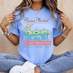 Camiseta Disney Pixar Toy Story Pizza Planet Aliens, Camiseta Little Green Men, Camiseta Food and Fun Space Port, Ropa Space Ranger, Top de película imagen 3