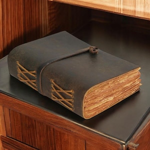 Diario vintage in pelle fatto a mano - Libro delle ombre con incantesimi vuoti, diario Grimorio, taccuino di viaggio, chiusura con lucchetto e bordo frastagliato