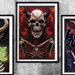 以下が含まれることがあります： 悪魔の姿を描いた3つの額入りアートプリント。中央のプリントは、赤い背景に角のある骸骨の悪魔の詳細なイラストを展示しています。他の2つのプリントも悪魔をテーマにしており、鮮やかな色と複雑なディテールが特徴です。