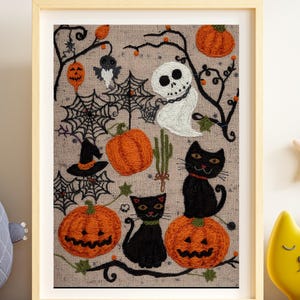 以下が含まれることがあります： 刺繍されたカボチャ、黒猫、幽霊、魔女の帽子が特徴の、ハロウィーンをテーマにした額入りのアートワーク。 アートワークはニュートラルな背景に設定され、明るい木材で額装されています。 装飾的で、お祝いの雰囲気です。