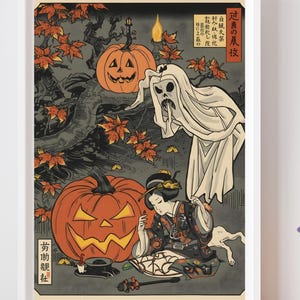 以下が含まれることがあります： 日本のハロウィーンをテーマにしたフレーム入りプリント。このアートワークは、彫刻されたカボチャ、幽霊、伝統的な衣装を着た女性を描いています。魔女の帽子をかぶった彫刻されたカボチャが白い表面にあります。