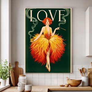 Könnte beinhalten: Art Deco-Poster mit dem Wort "LOVE" in Weiß. Es zeigt eine Frau in einem gelb-roten Federkleid, die eine Zigarette und eine kleine Schachtel hält. Der Hintergrund ist dunkelgrün.