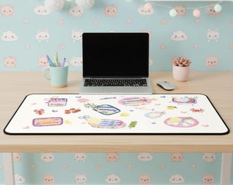 Puede incluir: Alfombrilla de ratón rectangular blanca con borde negro, con ilustraciones coloridas de alimentos y otros objetos. Un ordenador portátil, un ratón y un portalápices están sobre un escritorio de madera clara. El fondo es una pared azul claro con un patrón repetido de animales de dibujos animados.