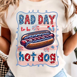 Mal día para ser un perrito caliente PNG, diseño divertido de camiseta del 4 de julio, archivo de sublimación, clipart patriótico de perrito caliente a la barbacoa, camiseta retro roja, blanca y azul PNG