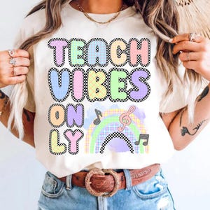 Insegna solo vibrazioni PNG, design per maglietta per insegnanti con arcobaleno e note musicali, lettere a scacchiera pastello, insegnante di ritorno a scuola PNG