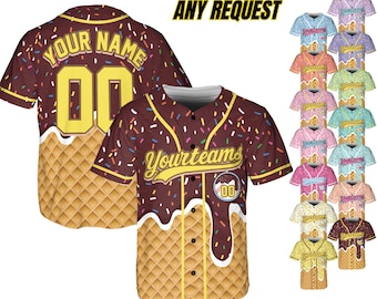 Pode incluir: Camisola de beisebol castanha com um design de cone de waffle, cobertura de chocolate e granulado colorido. A camisola tem o texto "Your Name" e "00" nas costas e "Yourteams" na frente. "CUSTOM ANY REQUEST" está escrito em amarelo.