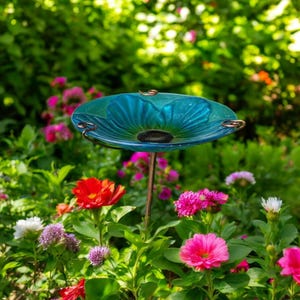 Puede incluir: Un letrero de madera rústica con el texto "Welcome to our home" en letras blancas. El letrero presenta un acabado envejecido y un diseño sencillo y acogedor, ideal para un porche o entrada.