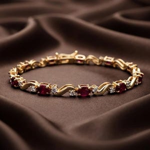 Peut inclure: Un bracelet à maillons en or orné d'une alternance de rubis rouge foncé taille ovale et de petits diamants clairs taille ronde. Les maillons métalliques présentent un design incurvé en forme de vague reliant chaque sertissage de pierre.