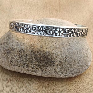Gravierte Blumen Silber Armreif | 925er Sterling Silber Kada Armband | Handgemachte oxidierte Silber Schmuck Einzigartiges Design Armreif indischen Schmuck