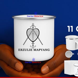 Könnte beinhalten: Weiße 312 ml Emaille-Tasse mit einem schwarzen herzförmigen Design und dem Text "ERZULIE MAPYANG". Die Tasse hat einen silbernen Rand und Henkel. Zusätzliche Tassen sind im Bild gezeigt.