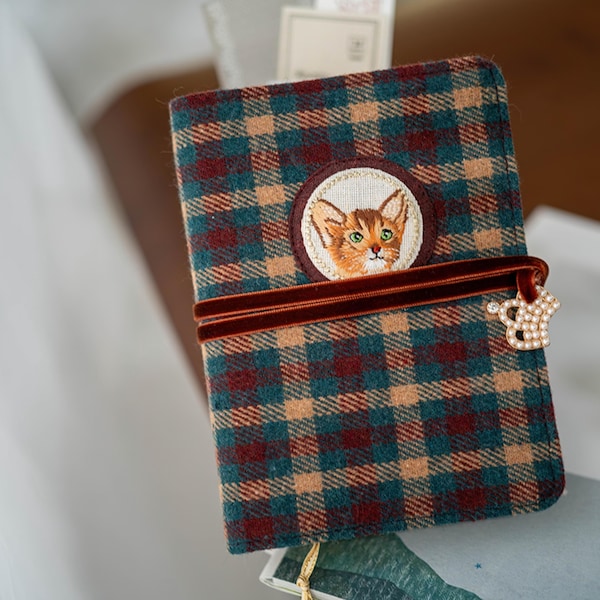 Libreta vintage personalizada A6/A5, con anillas de tela de pana, diseño de cabeza de gatito bordada a cuadros y tapa dura de tela.