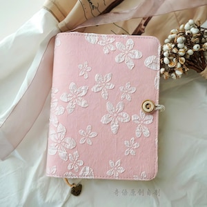 Personlig broderad blomjournal: Handgjord anteckningsbok i tyg med inbunden pärm