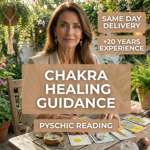 Può includere: Una donna è seduta a un tavolo di legno con tarocchi, una bussola e un cristallo. L'immagine include il testo "Chakra Healing Guidance" e "Psychic Reading". Il testo aggiuntivo recita "Same Day Delivery" e "+20 Years Experience".