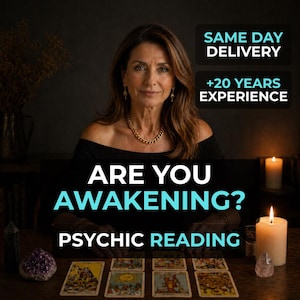 Könnte beinhalten: Eine Frau mit braunem Haar und einer goldenen Halskette sitzt an einem Tisch mit Tarotkarten. Der Text "ARE YOU AWAKENING? PSYCHIC READING" ist zu sehen. Zusätzlicher Text lautet "SAME DAY DELIVERY" und "+20 YEARS EXPERIENCE".