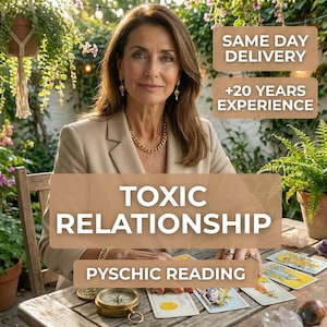 Puede incluir: Una mujer con una blazer beige está sentada en una mesa de madera con cartas del tarot, una brújula y cristales. El texto en la imagen dice "TOXIC RELATIONSHIP" y "PSYCHIC READING". Texto adicional dice "SAME DAY DELIVERY" y "+20 YEARS EXPERIENCE".