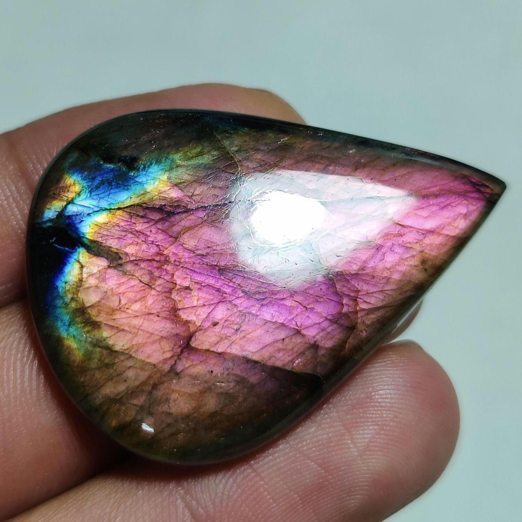 ラブラドライト石、手磨き宝石、美しいピンク、派手な天然形状の洋ナシ