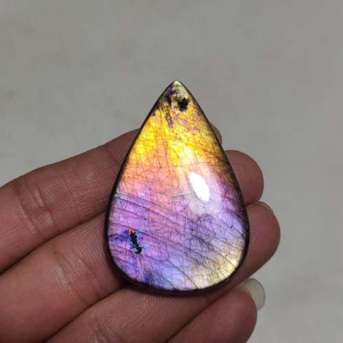 レインボーラブラドライト石、手磨き宝石、派手な紫色、天然形状の洋