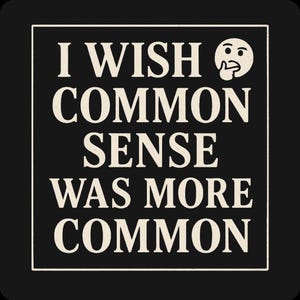 Op de afbeelding: Zwart vierkant grafisch ontwerp met de tekst "I WISH COMMON SENSE WAS MORE COMMON" in een gebroken witte lettertype. Een emoji met een hand op de kin staat rechtsboven.
