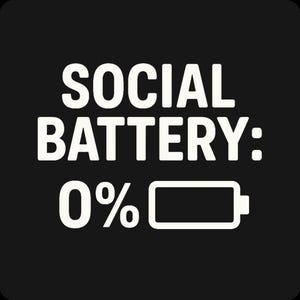 Könnte beinhalten: Schwarzer Hintergrund mit weißem Text. Der Text lautet "SOCIAL BATTERY: 0%" mit einem leeren Batteriesymbol. Das Design deutet auf ein niedriges soziales Energieniveau hin.