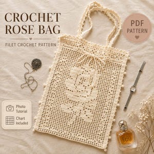 Può includere: Una borsa all'uncinetto color crema con un motivo a rosa in filet, due manici e chiusura a coulisse. Il testo sull'immagine recita: CROCHET ROSE BAG, FILET CROCHET PATTERN, PDF PATTERN, Photo Tutorial, Chart Included.