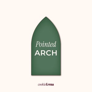 Puede incluir: Una forma de arco apuntado verde oscuro con las palabras "Pointed ARCH" en blanco. El logotipo de cookie forma está en la parte inferior. La forma del arco está centrada en un fondo beige claro.