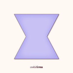 May include: A light purple hourglass-shaped cookie cutter with a black outline. The cookie cutter is on a cream-colored background. The text "cookie forma" is in the bottom right corner.