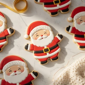 以下が含まれることがあります： 赤、白、黒、金色のアイシングで飾られたサンタクロース型のクッキー。白いひげ、赤い帽子とスーツを着た笑顔のサンタが特徴です。クッキーは黒いベルトと金のバックルで飾られています。クリスマスのための、お祝いのお菓子です。