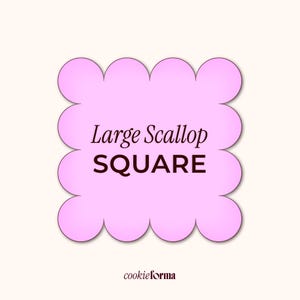 Puede incluir: Un cuadrado festoneado de color rosa claro con las palabras "Large Scallop SQUARE" en marrón oscuro. El texto está centrado dentro del cuadrado. La parte inferior de la imagen tiene el texto "cookieforma" en una fuente más pequeña de color marrón oscuro.