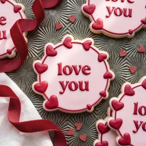 Kakform med hjärtformad krans i form av ett Alla hjärtans dag-motiv, 8 storlekar (digital nedladdning)