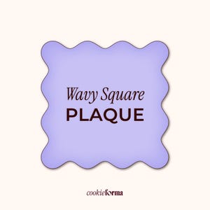 Puede incluir: Una placa cuadrada ondulada de color púrpura claro con las palabras "Wavy Square PLAQUE" en texto marrón oscuro. El logotipo de cookieforma está en la parte inferior de la imagen.