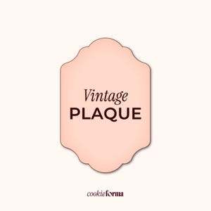 Puede incluir: Una placa vintage de color melocotón claro con un borde festoneado decorativo. Las palabras "Vintage PLAQUE" están impresas en marrón oscuro. El logotipo de cookieforma está en la parte inferior.