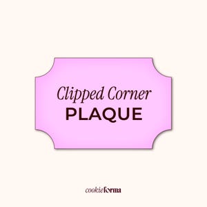 Puede incluir: Una placa rosa con esquinas redondeadas y las palabras "Clipped Corner PLAQUE" en marrón oscuro. La placa está sobre un fondo color crema. El texto "cookieforma" está en la parte inferior.