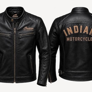 Op de afbeelding: Zwarte leren motorjas met de tekst "Indian Motorcycle" geborduurd op de voor- en achterkant. Ronde kraag, ritssluiting en zakken. Klassieke, vintage stijl voor motorrijders.