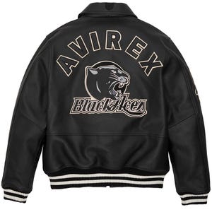 K&ouml;nnte beinhalten: Schwarze Lederjacke mit dem Wort "AVIREX" in wei&szlig;er Schrift &uuml;ber dem oberen R&uuml;cken. Darunter befindet sich eine schwarze Panther-Grafik und die Worte "Black Aces". Die Jacke hat einen gerippten Saum und B&uuml;ndchen mit wei&szlig;en Streifen.